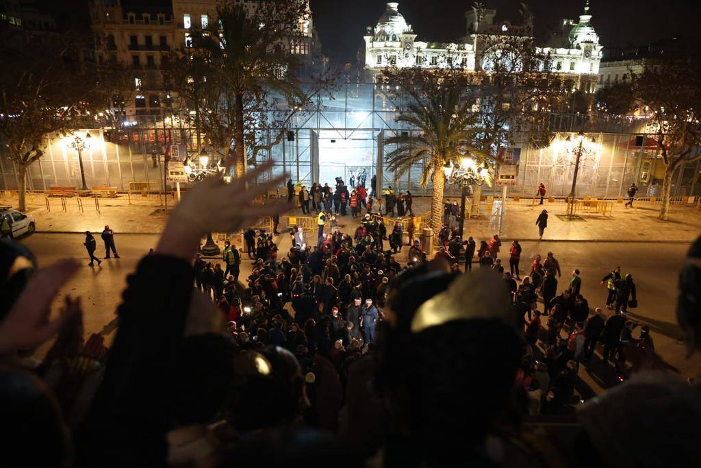 La Fallas 2022 han empezado. La Cordà ha llevado de nuevo la emoción e ilusión a la plaza del Ayuntamiento, que vuelve a ser la catedral de la pólvora. Con este espectáculo, se ha dado inicio a las fiestas josefinas, así como al extenso calendario pirotécnico que le espera a Valencia. 