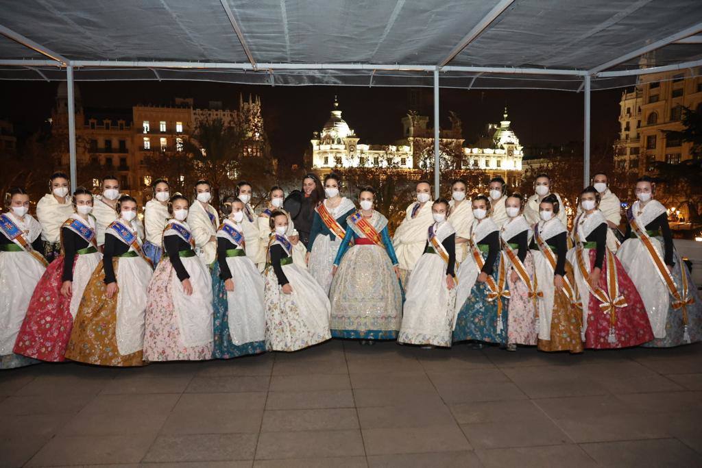 La Fallas 2022 han empezado. La Cordà ha llevado de nuevo la emoción e ilusión a la plaza del Ayuntamiento, que vuelve a ser la catedral de la pólvora. Con este espectáculo, se ha dado inicio a las fiestas josefinas, así como al extenso calendario pirotécnico que le espera a Valencia. 