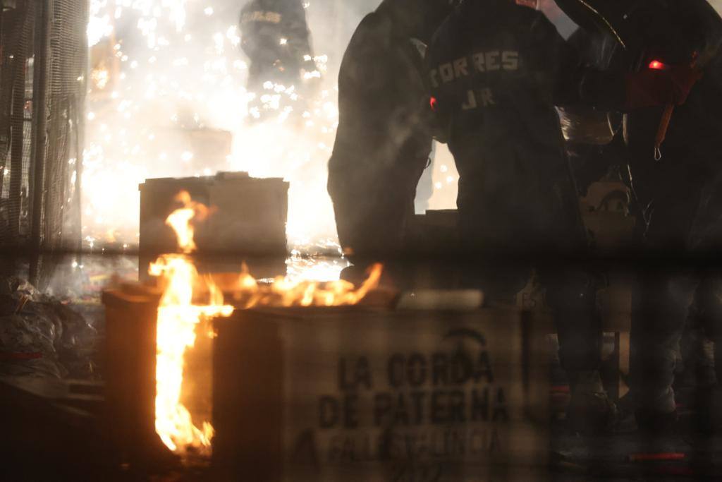 La Fallas 2022 han empezado. La Cordà ha llevado de nuevo la emoción e ilusión a la plaza del Ayuntamiento, que vuelve a ser la catedral de la pólvora. Con este espectáculo, se ha dado inicio a las fiestas josefinas, así como al extenso calendario pirotécnico que le espera a Valencia. 