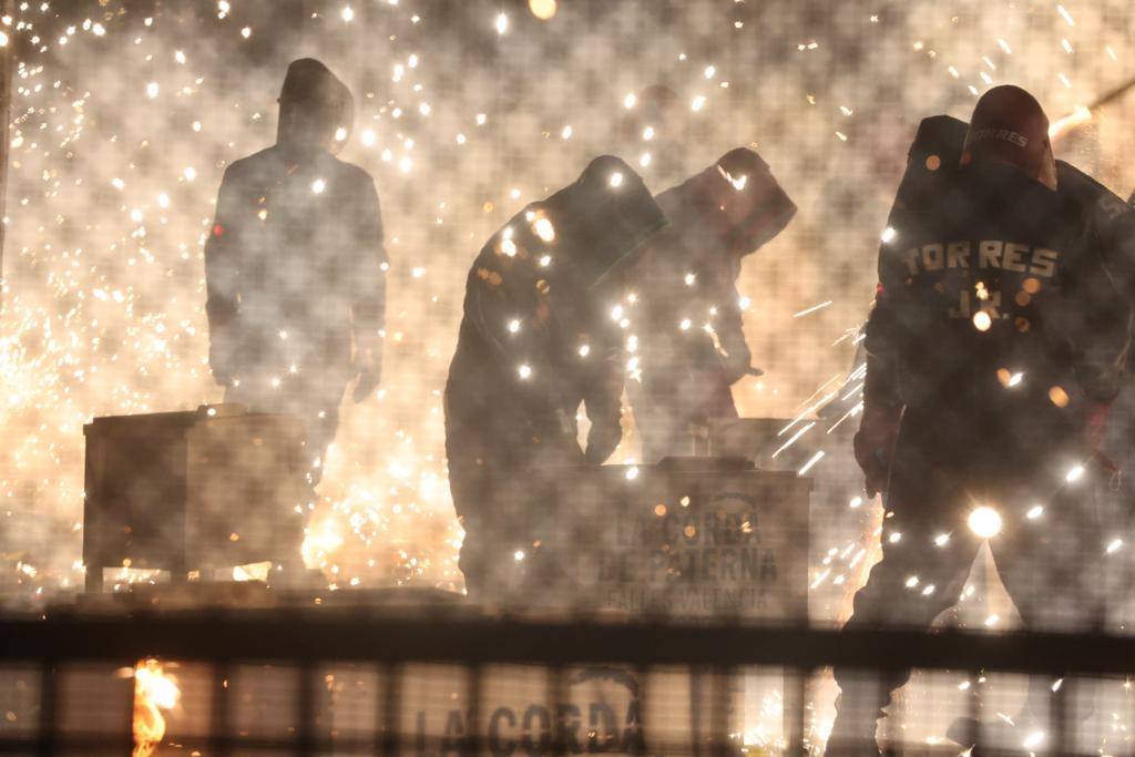 La Fallas 2022 han empezado. La Cordà ha llevado de nuevo la emoción e ilusión a la plaza del Ayuntamiento, que vuelve a ser la catedral de la pólvora. Con este espectáculo, se ha dado inicio a las fiestas josefinas, así como al extenso calendario pirotécnico que le espera a Valencia. 