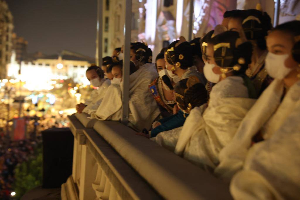 La Fallas 2022 han empezado. La Cordà ha llevado de nuevo la emoción e ilusión a la plaza del Ayuntamiento, que vuelve a ser la catedral de la pólvora. Con este espectáculo, se ha dado inicio a las fiestas josefinas, así como al extenso calendario pirotécnico que le espera a Valencia. 