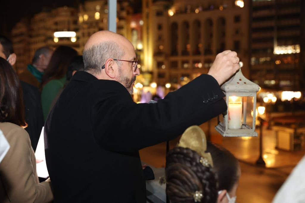 La Fallas 2022 han empezado. La Cordà ha llevado de nuevo la emoción e ilusión a la plaza del Ayuntamiento, que vuelve a ser la catedral de la pólvora. Con este espectáculo, se ha dado inicio a las fiestas josefinas, así como al extenso calendario pirotécnico que le espera a Valencia. 