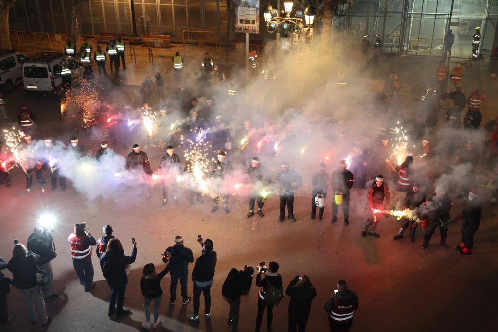 La Fallas 2022 han empezado. La Cordà ha llevado de nuevo la emoción e ilusión a la plaza del Ayuntamiento, que vuelve a ser la catedral de la pólvora. Con este espectáculo, se ha dado inicio a las fiestas josefinas, así como al extenso calendario pirotécnico que le espera a Valencia. 