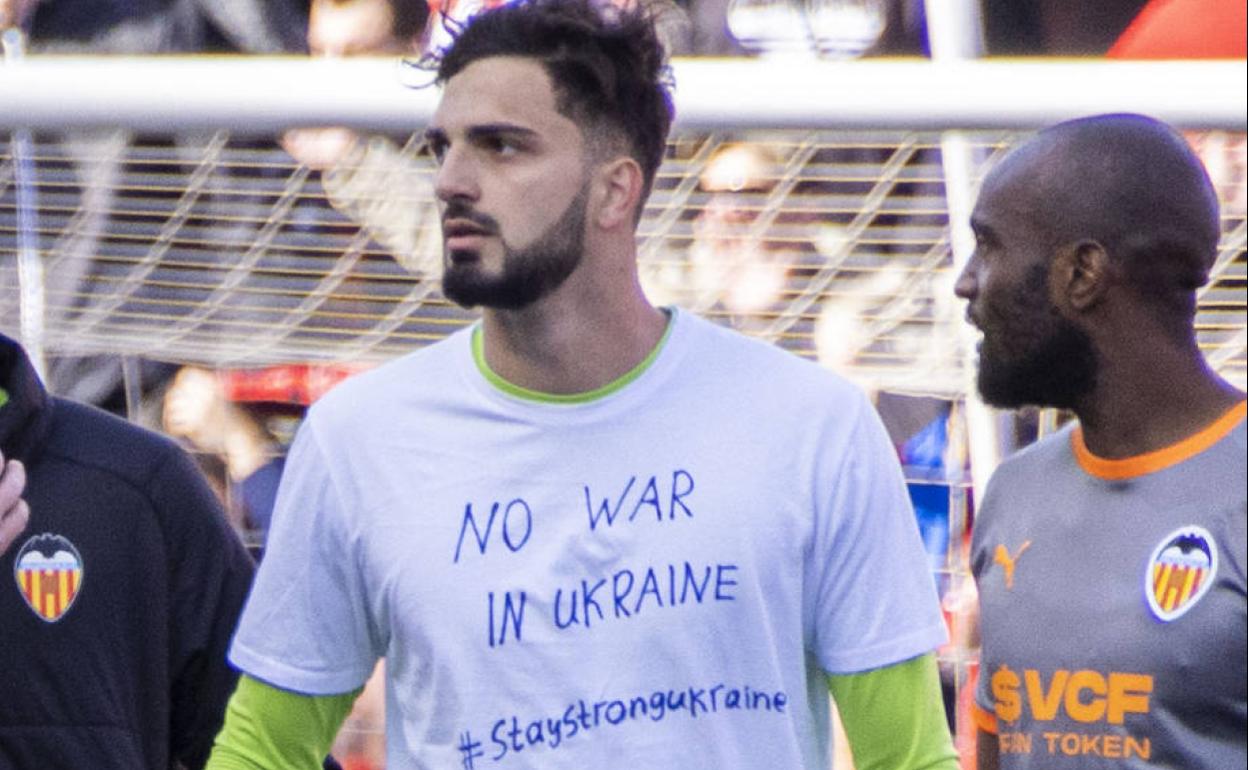 Mamardashvili, con una camiseta de protesta por la guerra. 