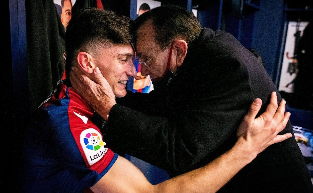 Paco Fenollosa felicita a Pepelu García tras el triunfo ante el Elche.