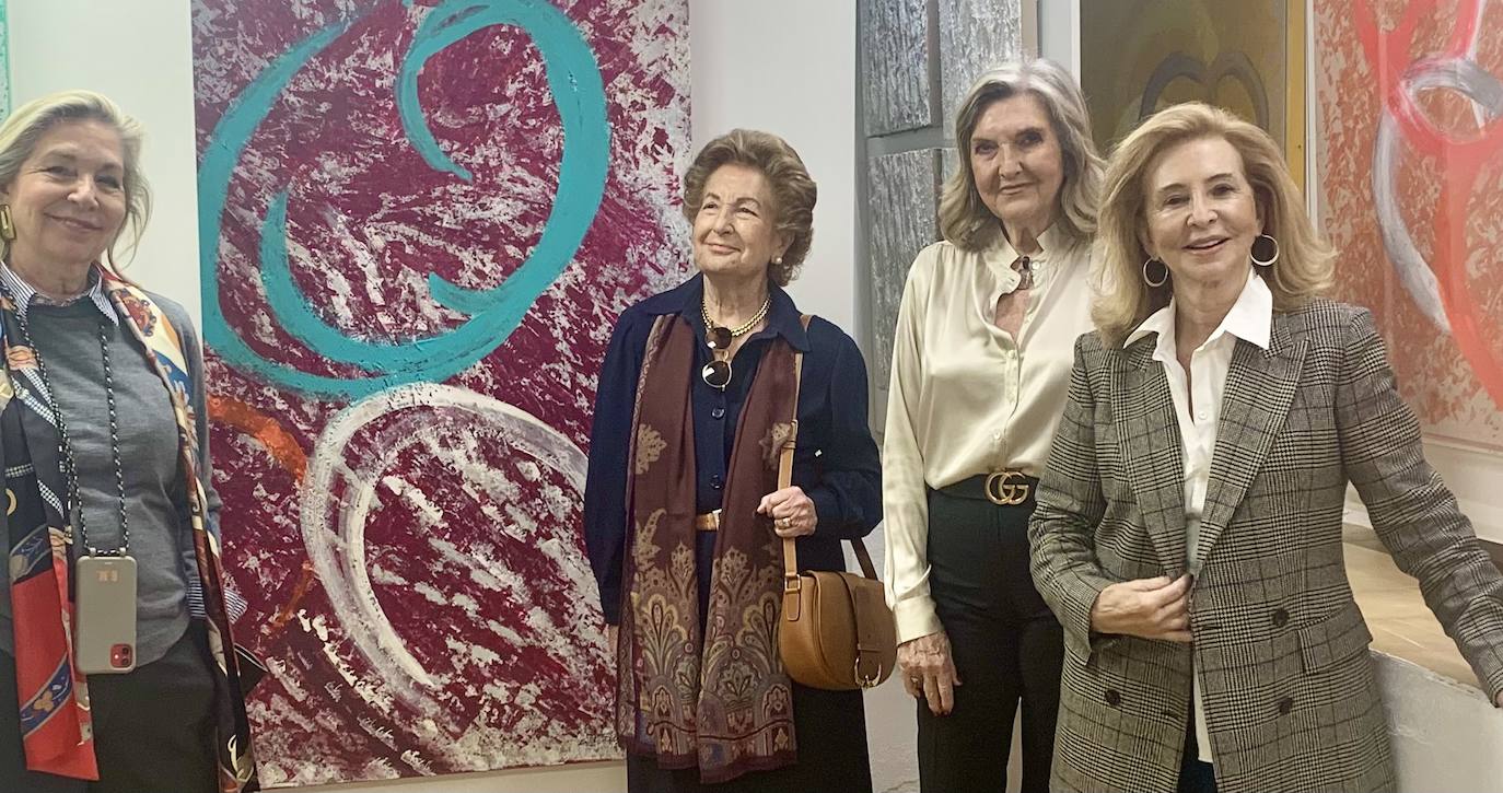 La artista Blanca Martí en su estudio con Liana Navarro Mª Teresa Monsonis y Mayrén Beneyto.