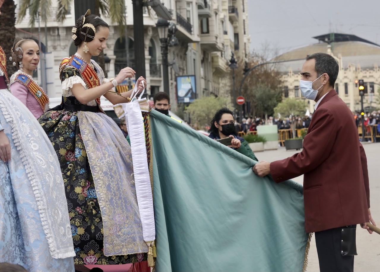 Entrada de Bandas de Música en la plaza del Ayuntamiento.El acto se ha celebrado el día de la Crida, momentos antes de la mascletà del 27 de febrero de 2022. 