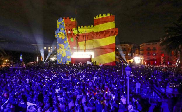 Imagen principal - Fuegos artificiales, ambiente en las Torres y las falleras mayores. 