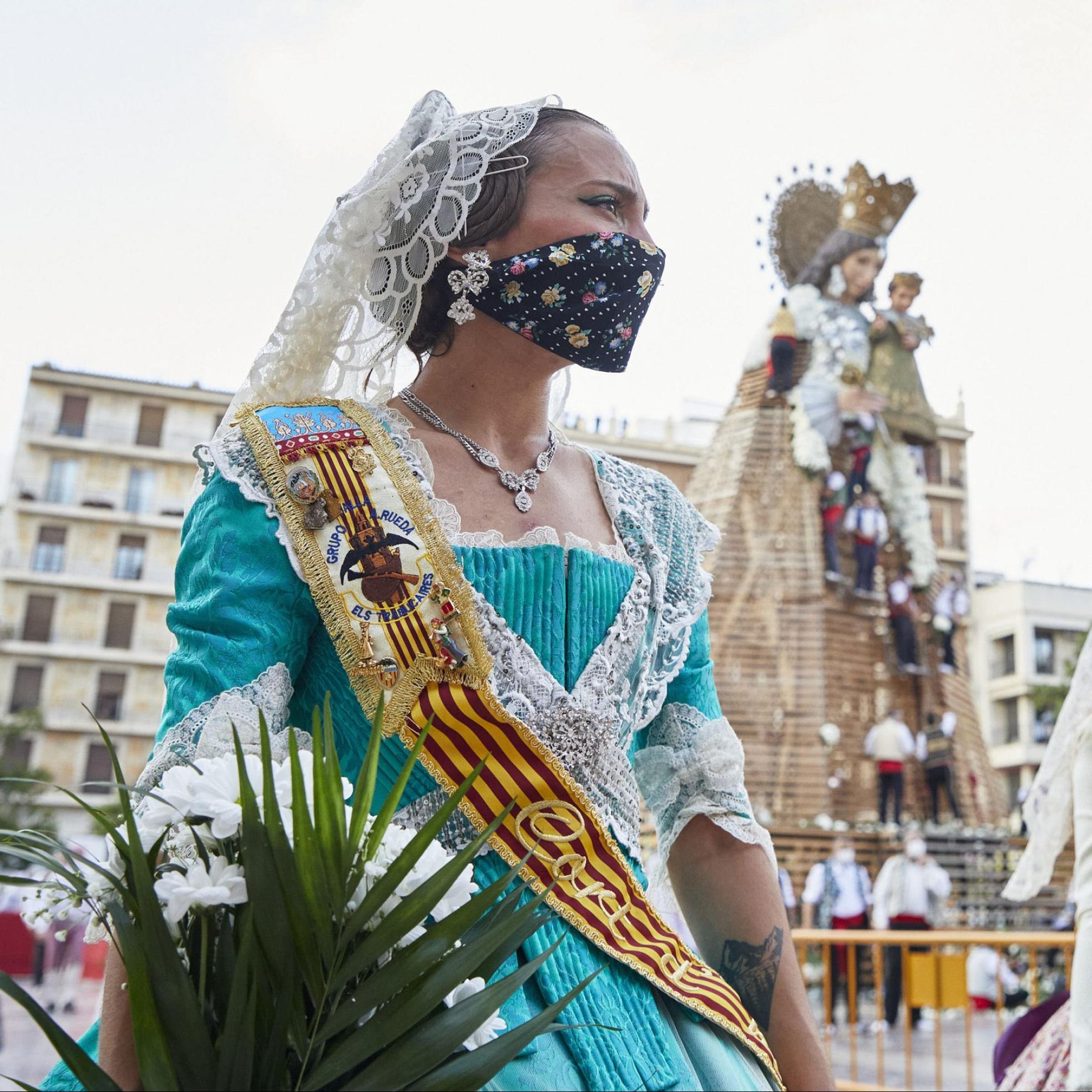 Fervor. Una fallera se emociona al pasar ante la Virgen.