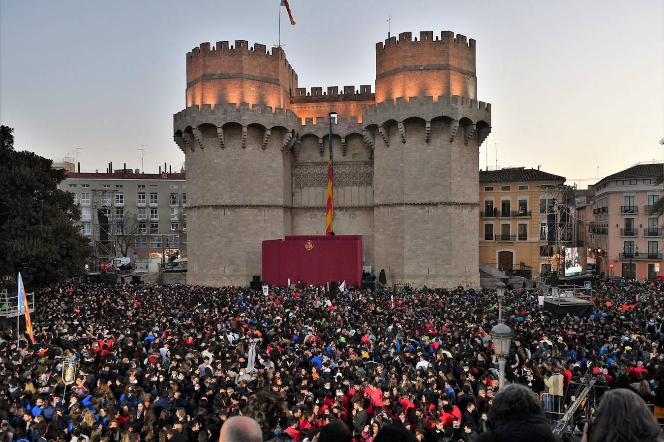 Valencia da la bienvenida a las Fallas 2022 este domingo con la Crida. Las Falleras Mayores de Valencia llaman a los falleros, vecinos y turistas a disfrutar de las fiestas josefinas. El entorno de las Torres de Serranos se ha llenado de música, color y, sobre todo, ilusión por devolver la fiesta a la ciudad. 