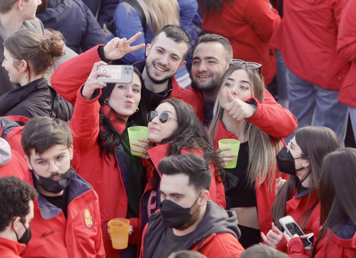 Valencia da la bienvenida a las Fallas 2022 este domingo con la Crida. Las Falleras Mayores de Valencia llaman a los falleros, vecinos y turistas a disfrutar de las fiestas josefinas. El entorno de las Torres de Serranos se ha llenado de música, color y, sobre todo, ilusión por devolver la fiesta a la ciudad. 