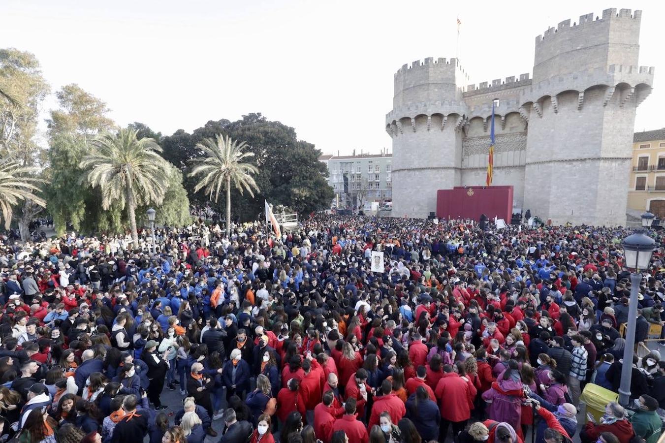 Valencia da la bienvenida a las Fallas 2022 este domingo con la Crida. Las Falleras Mayores de Valencia llaman a los falleros, vecinos y turistas a disfrutar de las fiestas josefinas. El entorno de las Torres de Serranos se ha llenado de música, color y, sobre todo, ilusión por devolver la fiesta a la ciudad. 