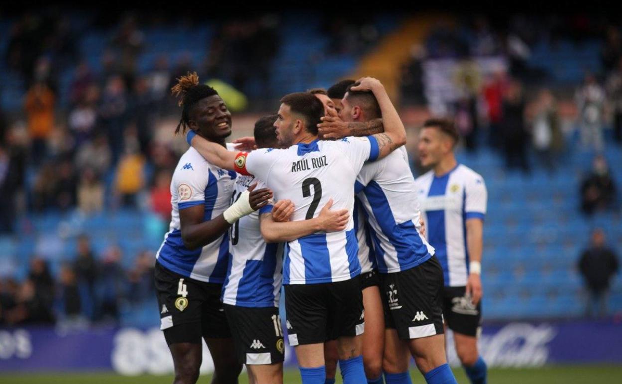 Los jugadores del Hércules celebran uno de los tantos de la goleada de este domingo. 