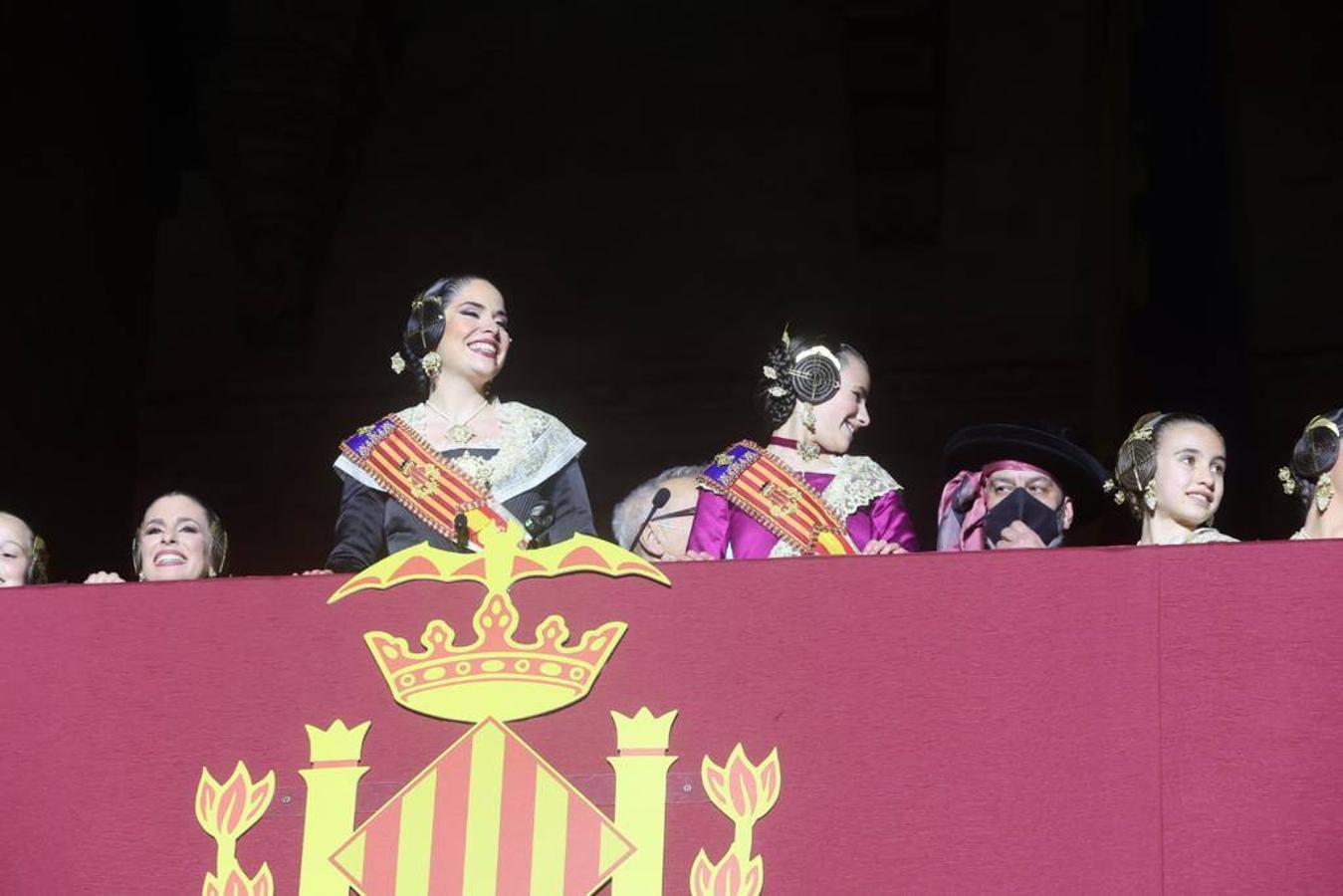 Valencia da la bienvenida a las Fallas 2022 este domingo con la Crida. Las Falleras Mayores de Valencia llaman a los falleros, vecinos y turistas a disfrutar de las fiestas josefinas. El entorno de las Torres de Serranos se ha llenado de música, color y, sobre todo, ilusión por devolver la fiesta a la ciudad. 