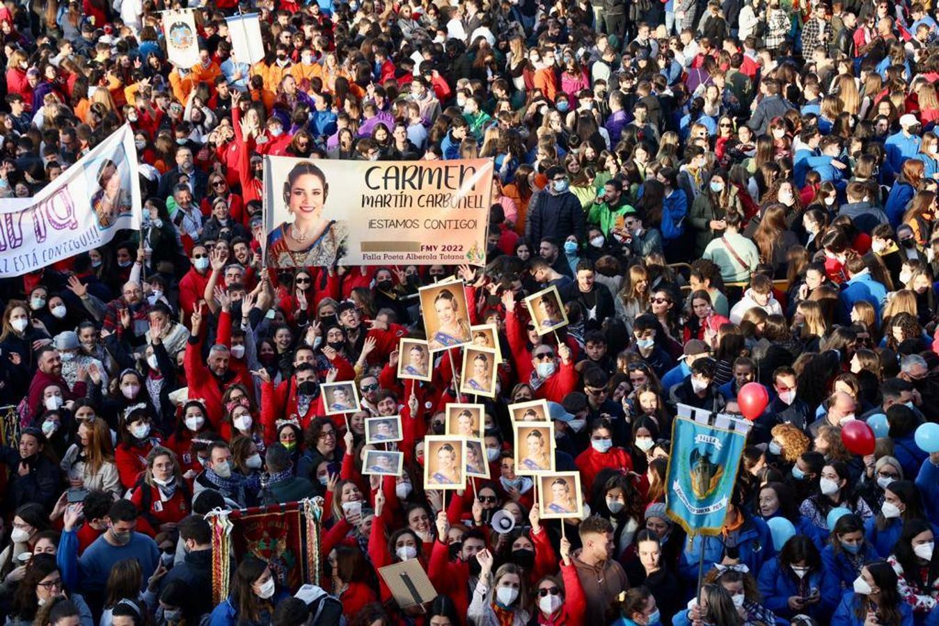 Valencia da la bienvenida a las Fallas 2022 este domingo con la Crida. Las Falleras Mayores de Valencia llaman a los falleros, vecinos y turistas a disfrutar de las fiestas josefinas. El entorno de las Torres de Serranos se ha llenado de música, color y, sobre todo, ilusión por devolver la fiesta a la ciudad. 