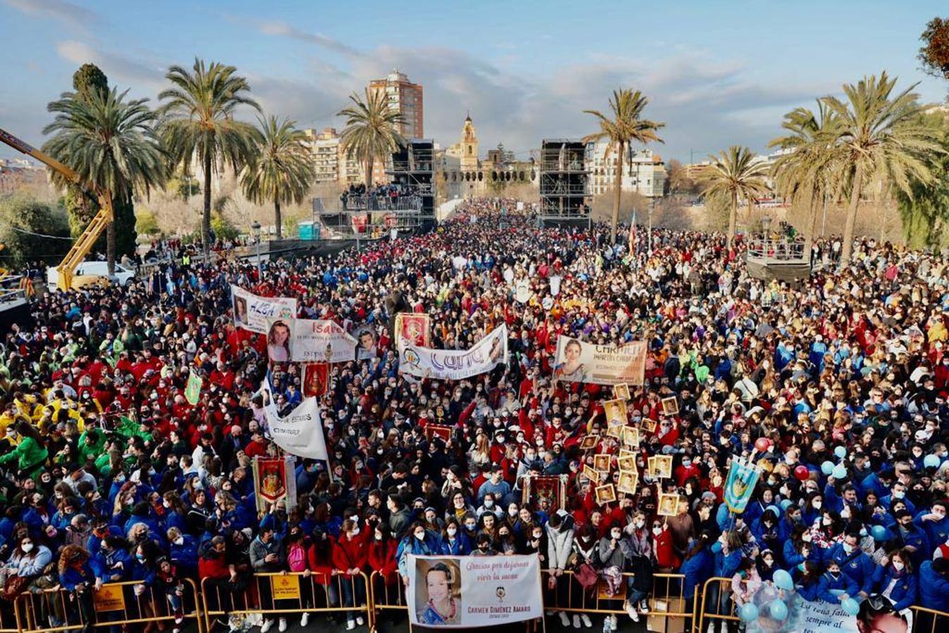 Valencia da la bienvenida a las Fallas 2022 este domingo con la Crida. Las Falleras Mayores de Valencia llaman a los falleros, vecinos y turistas a disfrutar de las fiestas josefinas. El entorno de las Torres de Serranos se ha llenado de música, color y, sobre todo, ilusión por devolver la fiesta a la ciudad. 