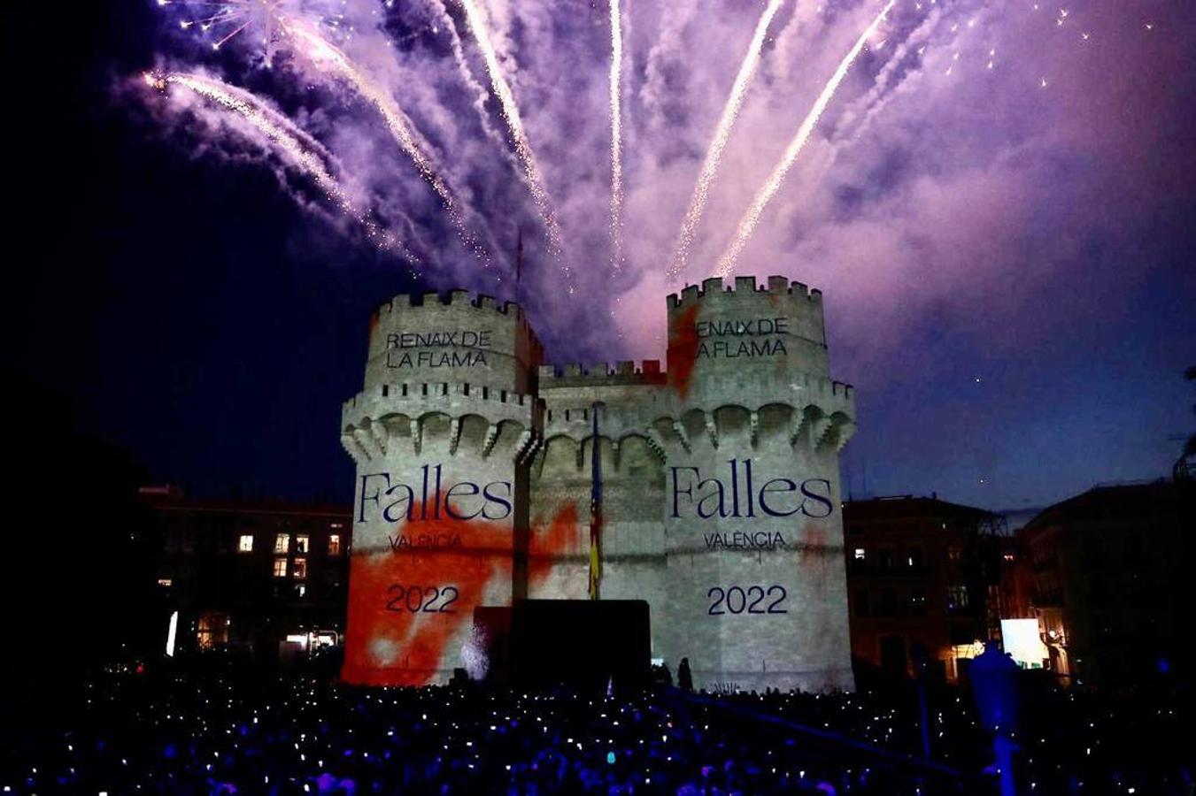 Valencia da la bienvenida a las Fallas 2022 este domingo con la Crida. Las Falleras Mayores de Valencia llaman a los falleros, vecinos y turistas a disfrutar de las fiestas josefinas. El entorno de las Torres de Serranos se ha llenado de música, color y, sobre todo, ilusión por devolver la fiesta a la ciudad. 