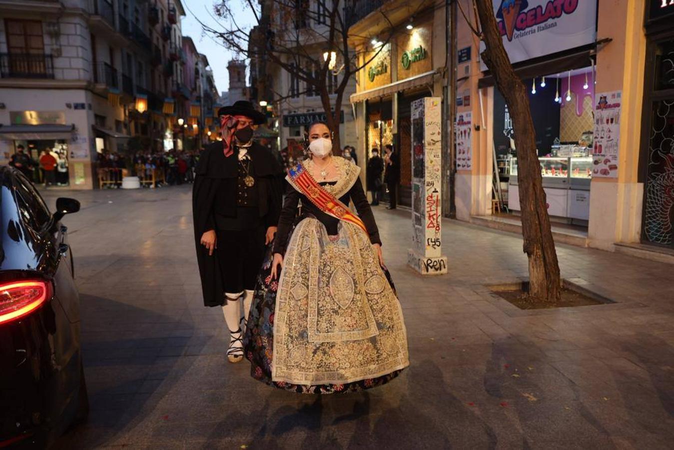 Valencia da la bienvenida a las Fallas 2022 este domingo con la Crida. Las Falleras Mayores de Valencia llaman a los falleros, vecinos y turistas a disfrutar de las fiestas josefinas. El entorno de las Torres de Serranos se ha llenado de música, color y, sobre todo, ilusión por devolver la fiesta a la ciudad. 