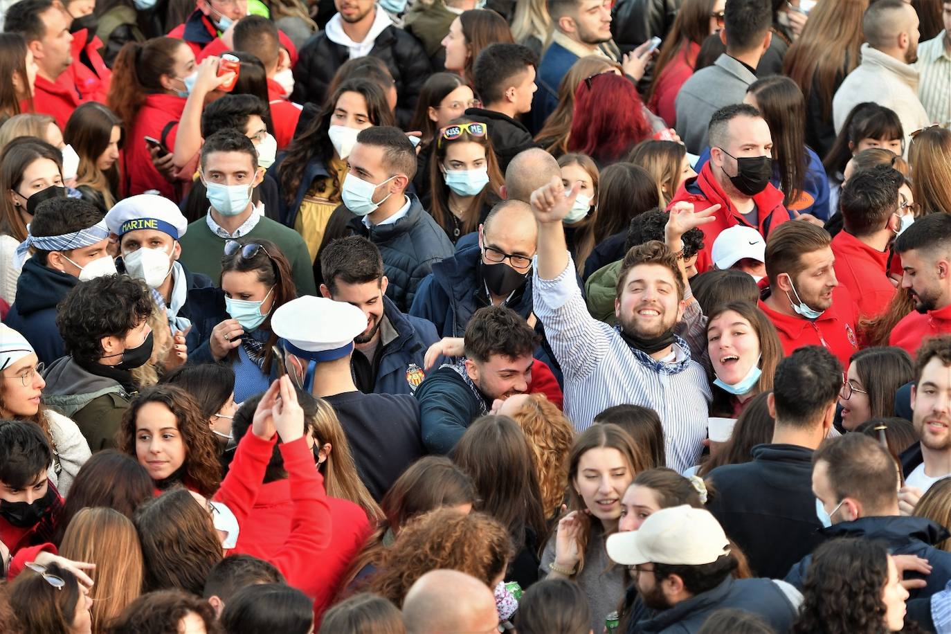 Valencia da la bienvenida a las Fallas 2022 este domingo con la Crida. Las Falleras Mayores de Valencia llaman a los falleros, vecinos y turistas a disfrutar de las fiestas josefinas. El entorno de las Torres de Serranos se ha llenado de música, color y, sobre todo, ilusión por devolver la fiesta a la ciudad. 