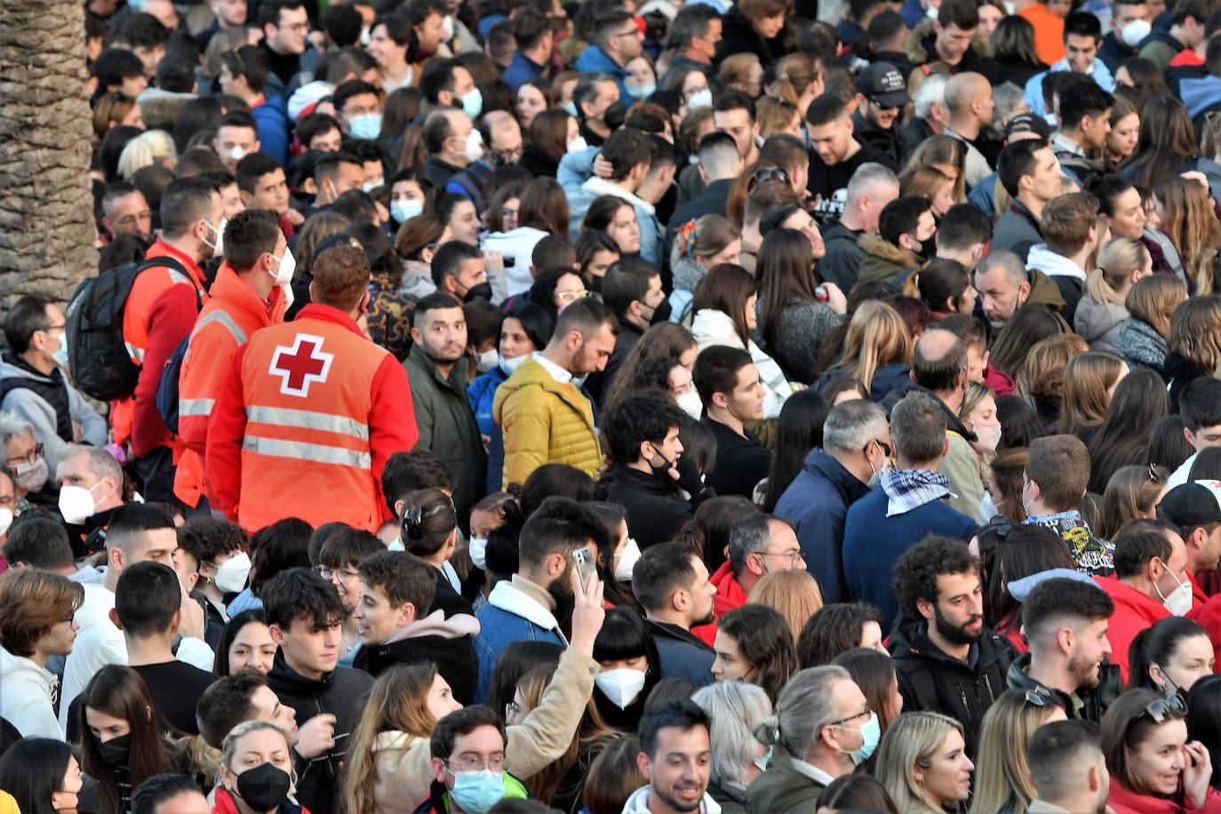 Valencia da la bienvenida a las Fallas 2022 este domingo con la Crida. Las Falleras Mayores de Valencia llaman a los falleros, vecinos y turistas a disfrutar de las fiestas josefinas. El entorno de las Torres de Serranos se ha llenado de música, color y, sobre todo, ilusión por devolver la fiesta a la ciudad. 