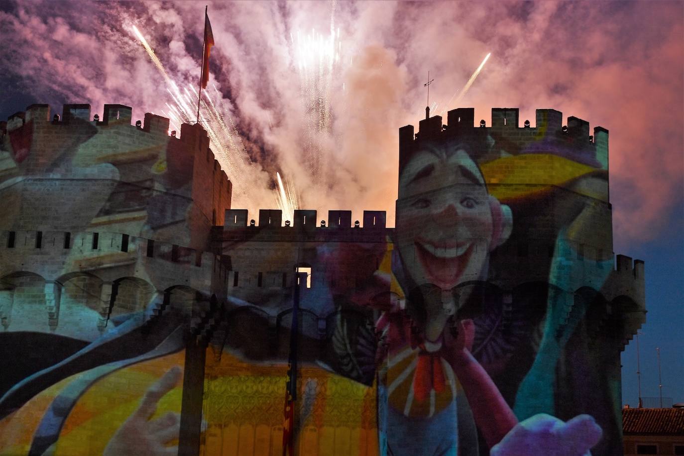 Valencia da la bienvenida a las Fallas 2022 este domingo con la Crida. Las Falleras Mayores de Valencia llaman a los falleros, vecinos y turistas a disfrutar de las fiestas josefinas. El entorno de las Torres de Serranos se ha llenado de música, color y, sobre todo, ilusión por devolver la fiesta a la ciudad. 