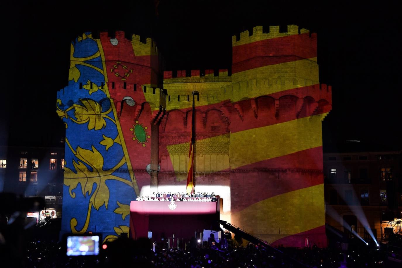 Valencia da la bienvenida a las Fallas 2022 este domingo con la Crida. Las Falleras Mayores de Valencia llaman a los falleros, vecinos y turistas a disfrutar de las fiestas josefinas. El entorno de las Torres de Serranos se ha llenado de música, color y, sobre todo, ilusión por devolver la fiesta a la ciudad. 