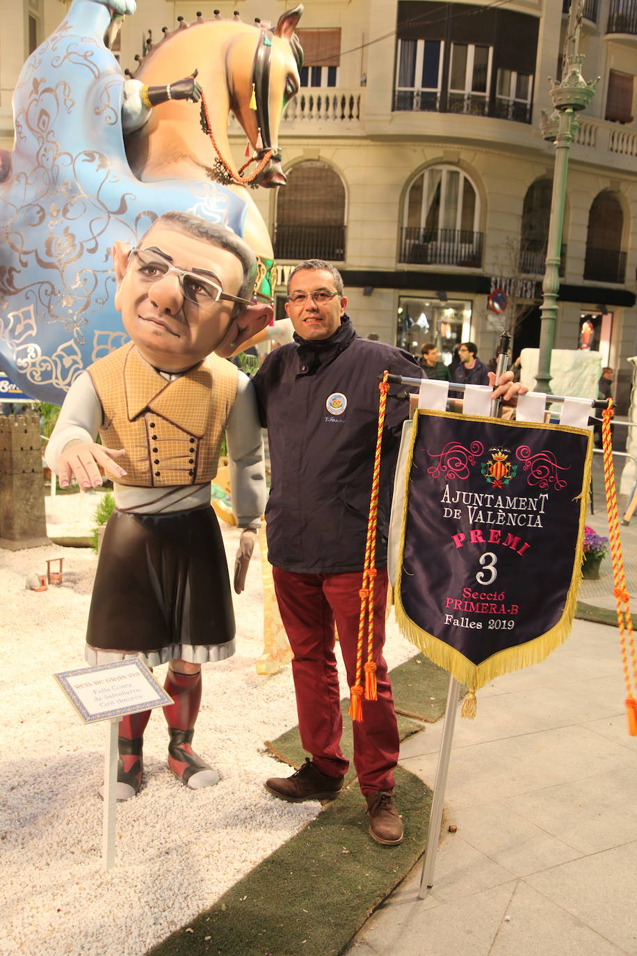 Vicente Fuster junto a su ninot y el premio conseguido en las Fallas de 2019.