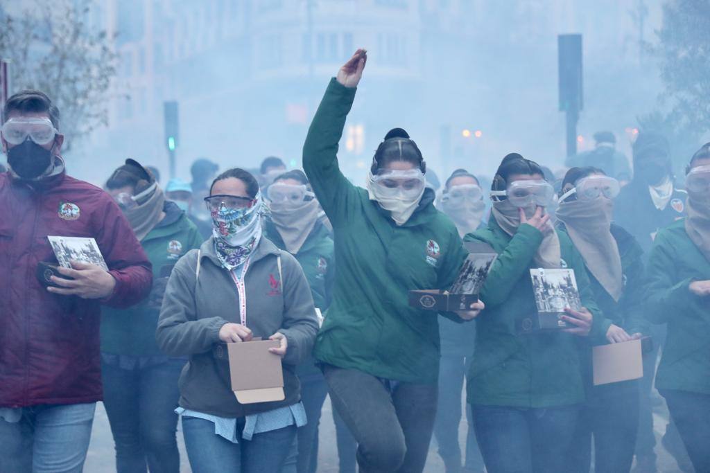 La macrodespertà de las Fallas 2022. Cientos de falleros lanzan miles de petardos en el primer gran acto del día de la Crida. 