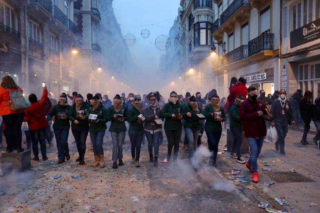 La macrodespertà de las Fallas 2022. Cientos de falleros lanzan miles de petardos en el primer gran acto del día de la Crida. 