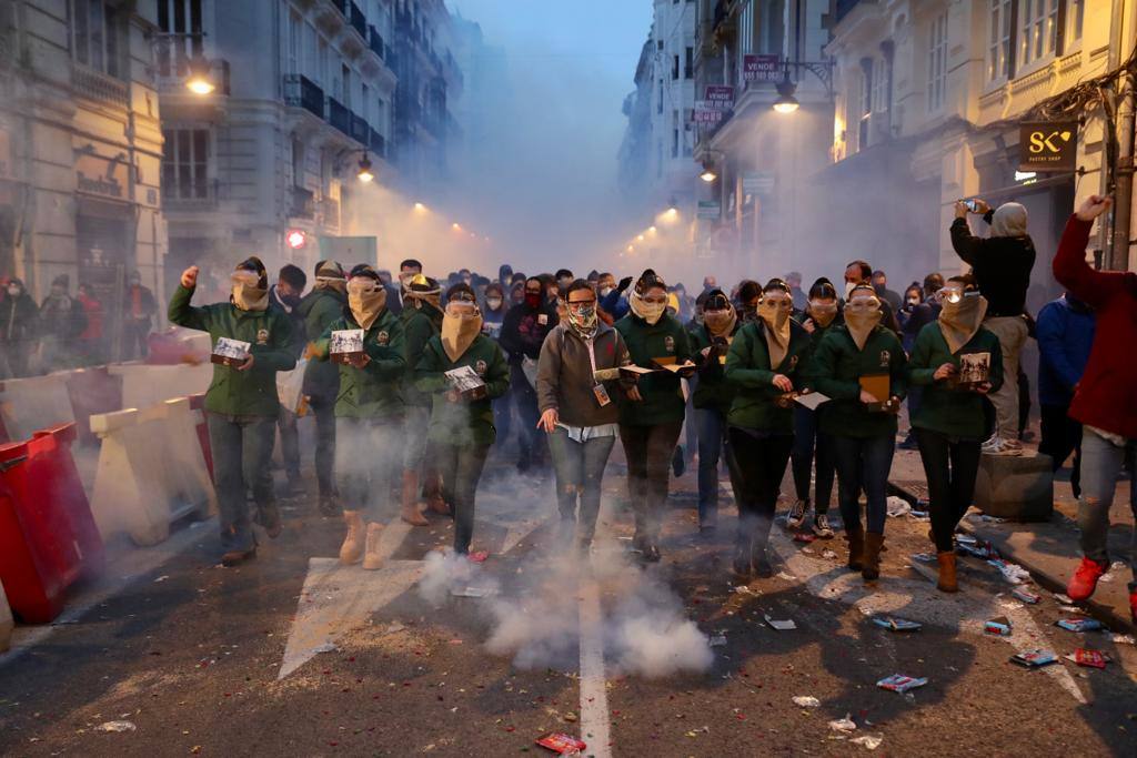 La macrodespertà de las Fallas 2022. Cientos de falleros lanzan miles de petardos en el primer gran acto del día de la Crida. 