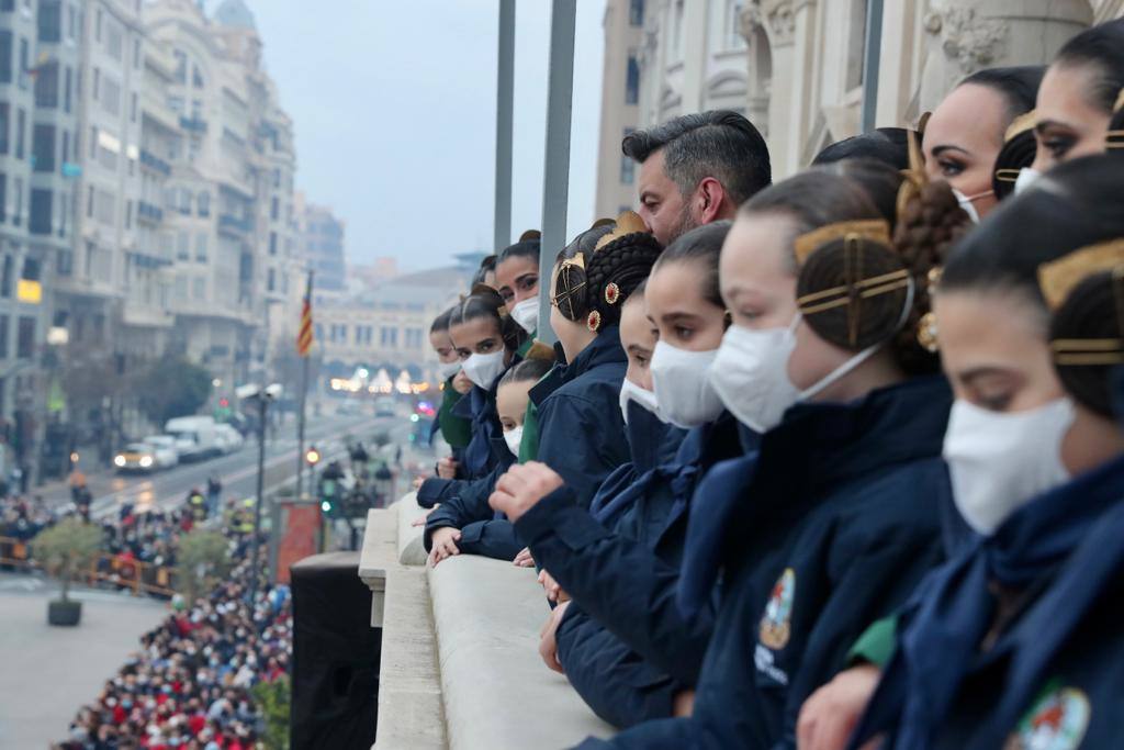 La macrodespertà de las Fallas 2022. Cientos de falleros lanzan miles de petardos en el primer gran acto del día de la Crida. 