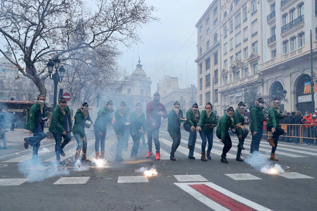 La macrodespertà de las Fallas 2022. Cientos de falleros lanzan miles de petardos en el primer gran acto del día de la Crida. 