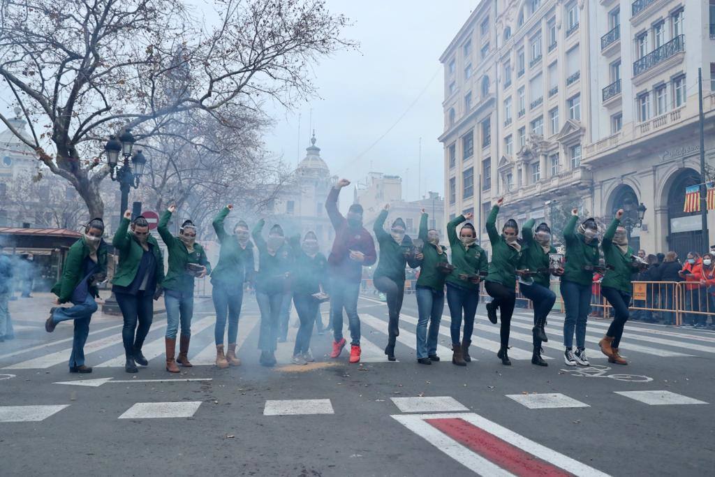 La macrodespertà de las Fallas 2022. Cientos de falleros lanzan miles de petardos en el primer gran acto del día de la Crida. 