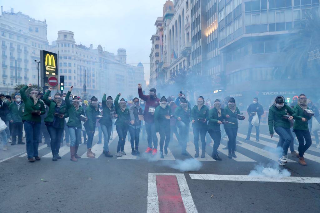 La macrodespertà de las Fallas 2022. Cientos de falleros lanzan miles de petardos en el primer gran acto del día de la Crida. 