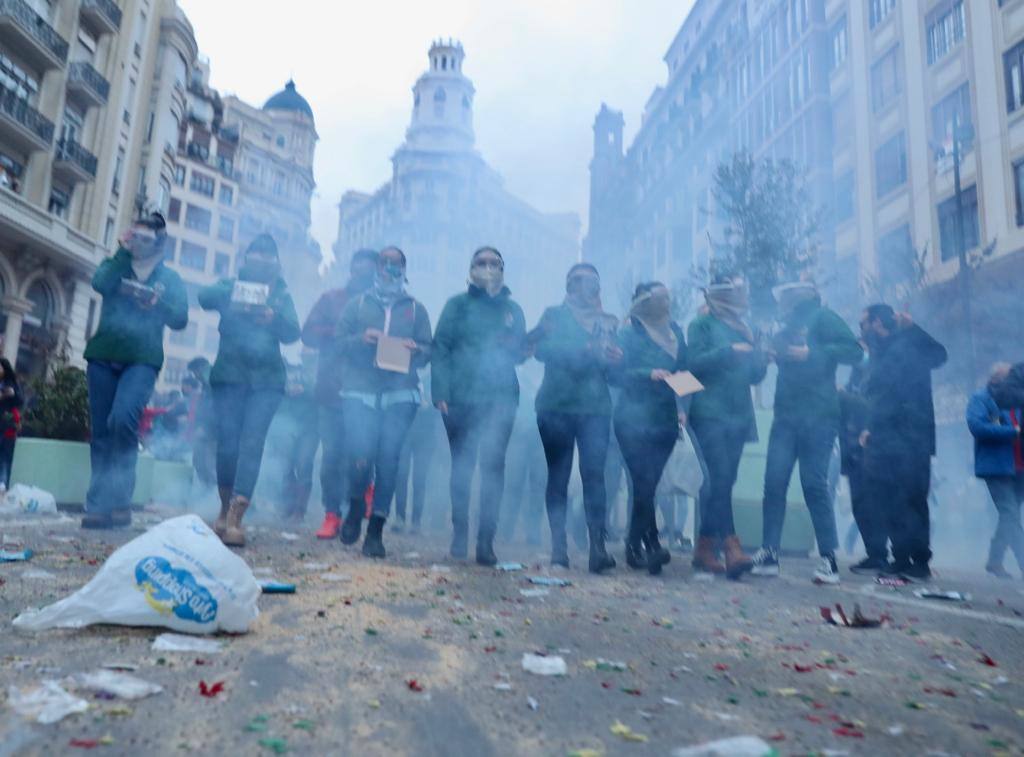 La macrodespertà de las Fallas 2022. Cientos de falleros lanzan miles de petardos en el primer gran acto del día de la Crida. 