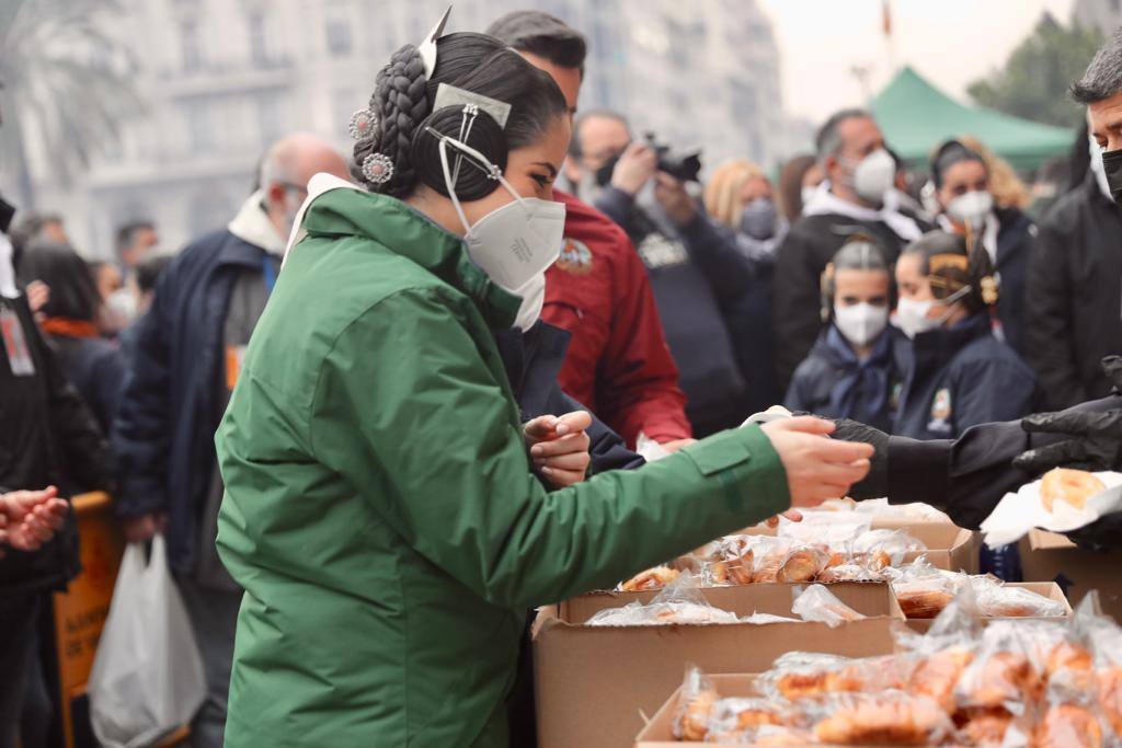 La macrodespertà de las Fallas 2022. Cientos de falleros lanzan miles de petardos en el primer gran acto del día de la Crida. 