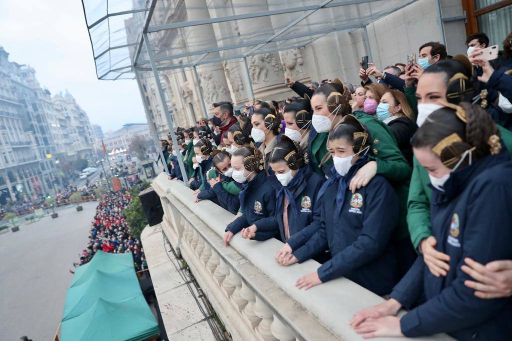 La macrodespertà de las Fallas 2022. Cientos de falleros lanzan miles de petardos en el primer gran acto del día de la Crida. 