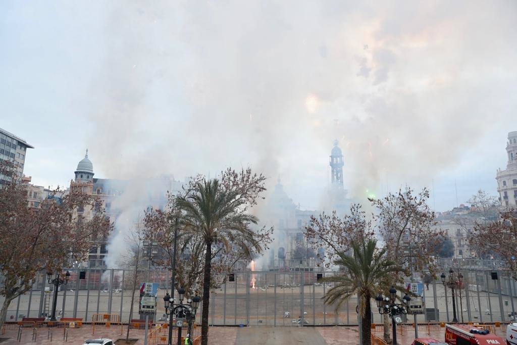 La macrodespertà de las Fallas 2022. Cientos de falleros lanzan miles de petardos en el primer gran acto del día de la Crida. 