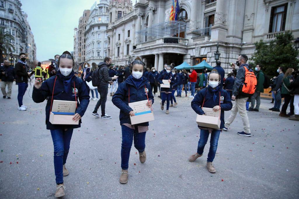 La macrodespertà de las Fallas 2022. Cientos de falleros lanzan miles de petardos en el primer gran acto del día de la Crida. 