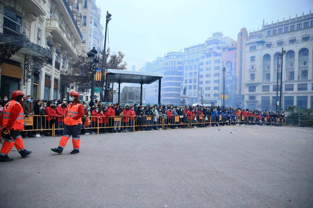 La macrodespertà de las Fallas 2022. Cientos de falleros lanzan miles de petardos en el primer gran acto del día de la Crida. 