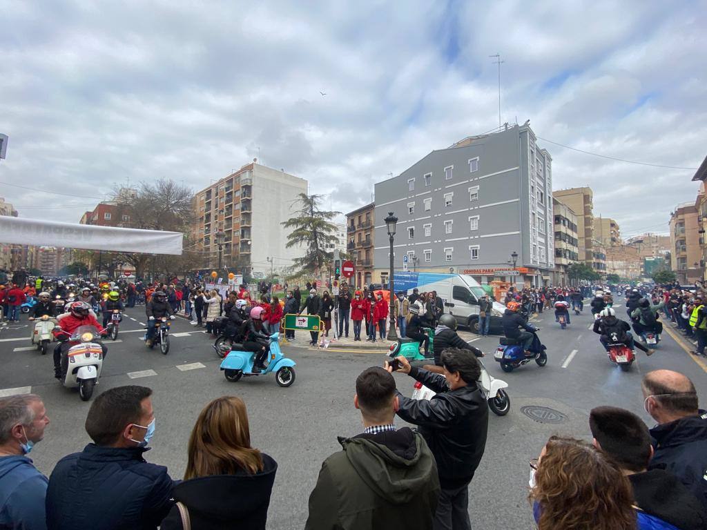 Vespalafalla: la concentración motera para empezar las Fallas 2022. Centenares de motos, principalmente Lambretta, se concentran en la calle Lérida de Valencia el domingo 27 de febrero. 