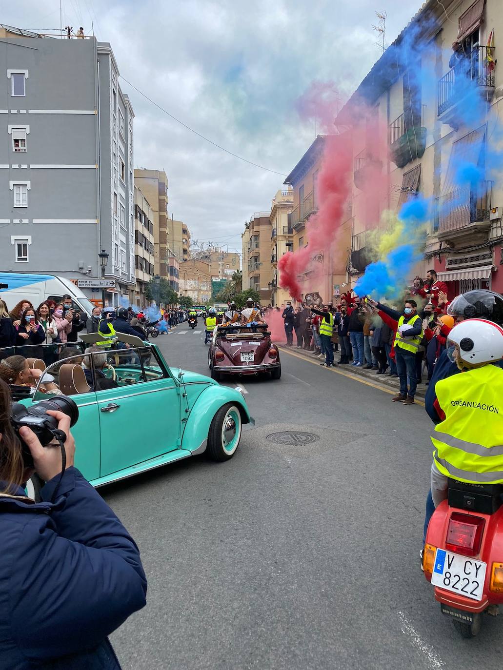 Vespalafalla: la concentración motera para empezar las Fallas 2022. Centenares de motos, principalmente Lambretta, se concentran en la calle Lérida de Valencia el domingo 27 de febrero. 