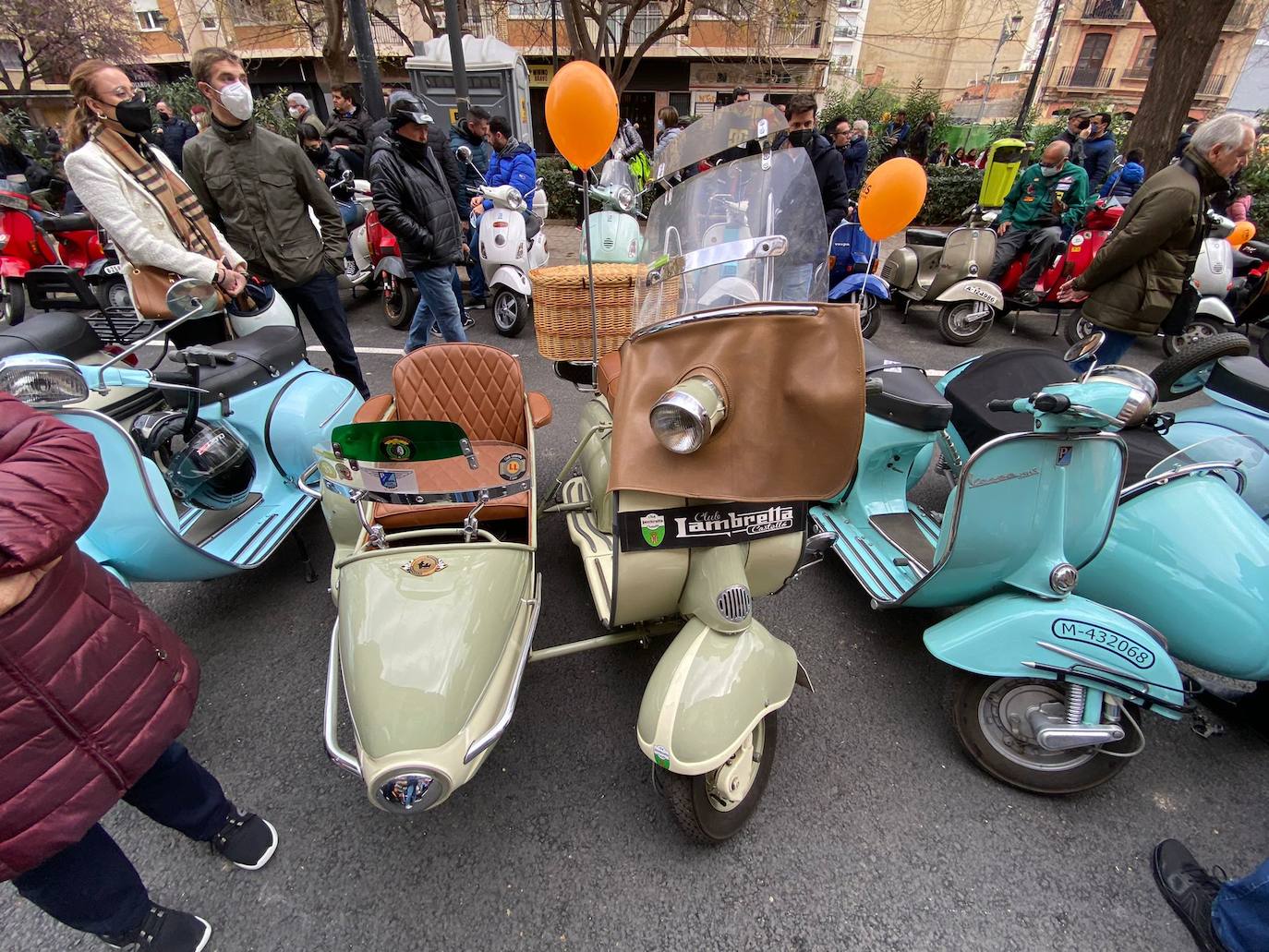 Vespalafalla: la concentración motera para empezar las Fallas 2022. Centenares de motos, principalmente Lambretta, se concentran en la calle Lérida de Valencia el domingo 27 de febrero. 