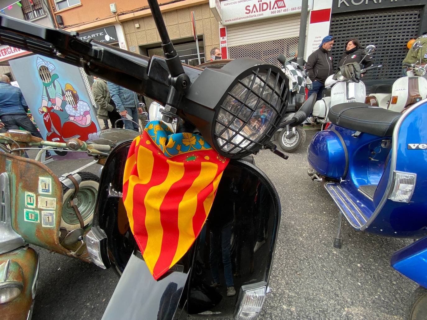 Vespalafalla: la concentración motera para empezar las Fallas 2022. Centenares de motos, principalmente Lambretta, se concentran en la calle Lérida de Valencia el domingo 27 de febrero. 