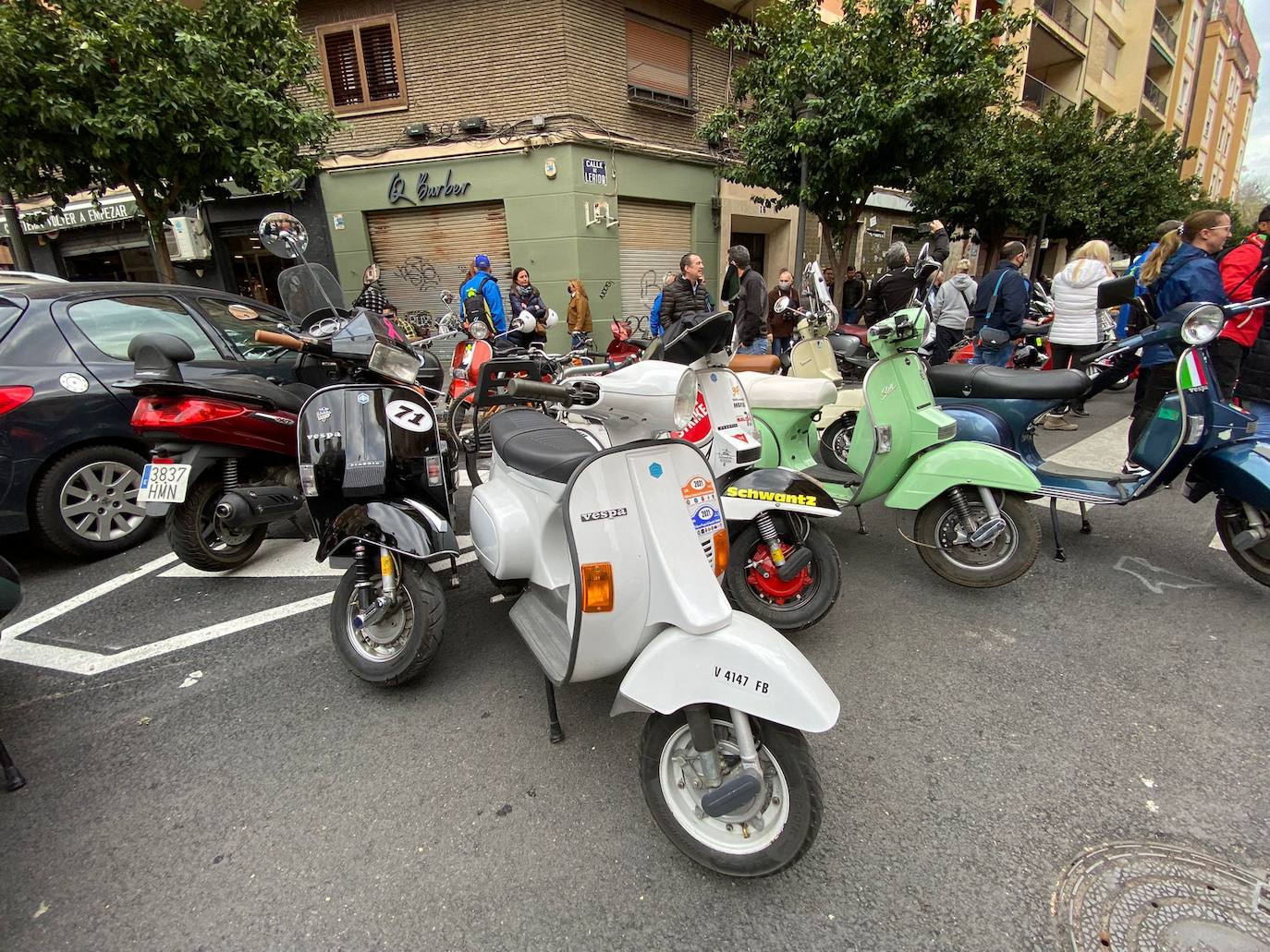 Vespalafalla: la concentración motera para empezar las Fallas 2022. Centenares de motos, principalmente Lambretta, se concentran en la calle Lérida de Valencia el domingo 27 de febrero. 