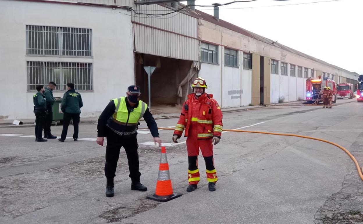 Servicios de emergencias trabajando en el incendio. 