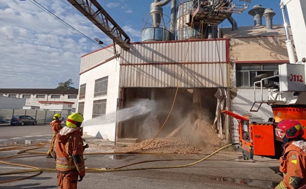 Bomberos en el polígono de l'Alcúdia. Consorci de bombers