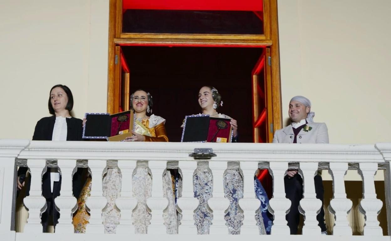 Las falleras mayores junto a la alcaldesa y el presidente de la JLF de Algemesí.  