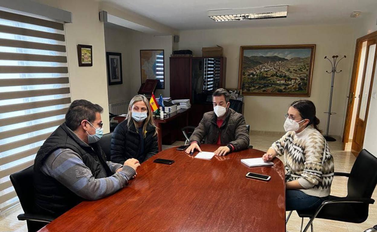 El vecino, a la izquierda, durante la reunión con el alcalde. 