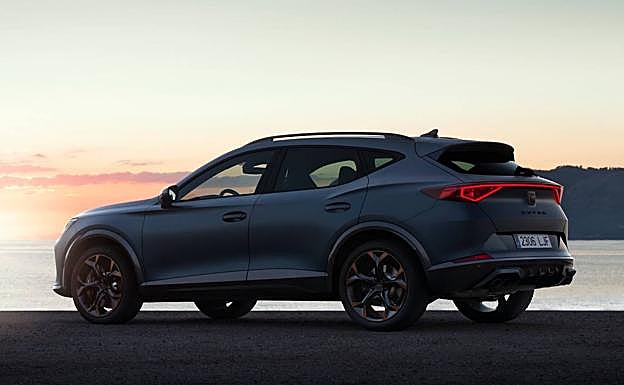 Por detrás destacan sus salidas de escape, así como el diseño de las ópticas led.